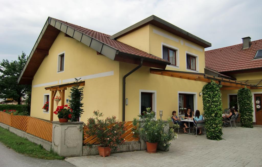 Privatzimmer Und Ferienwohnungen Leeb Persenbeug Exterior foto