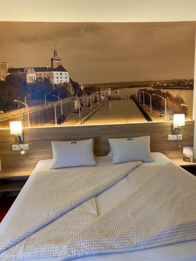 Privatzimmer Und Ferienwohnungen Leeb Persenbeug Exterior foto