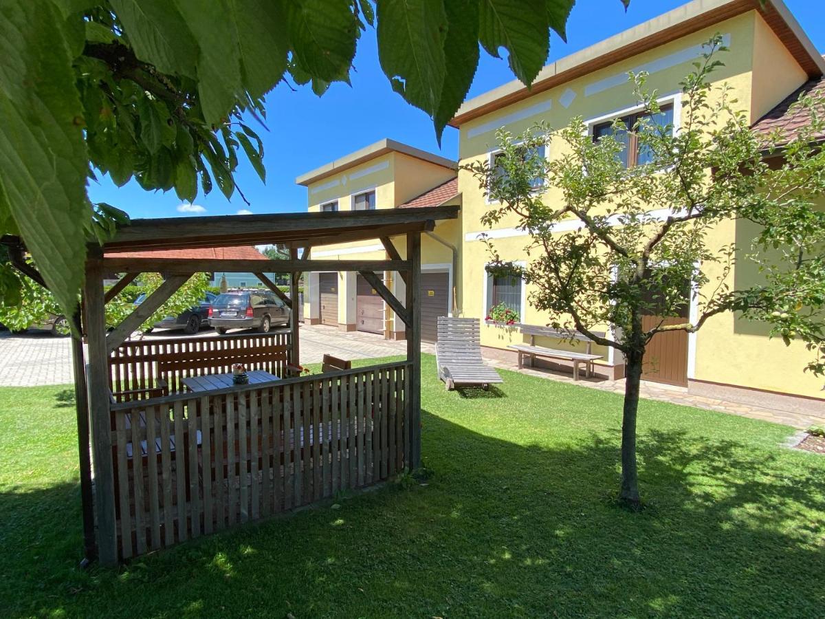 Privatzimmer Und Ferienwohnungen Leeb Persenbeug Exterior foto