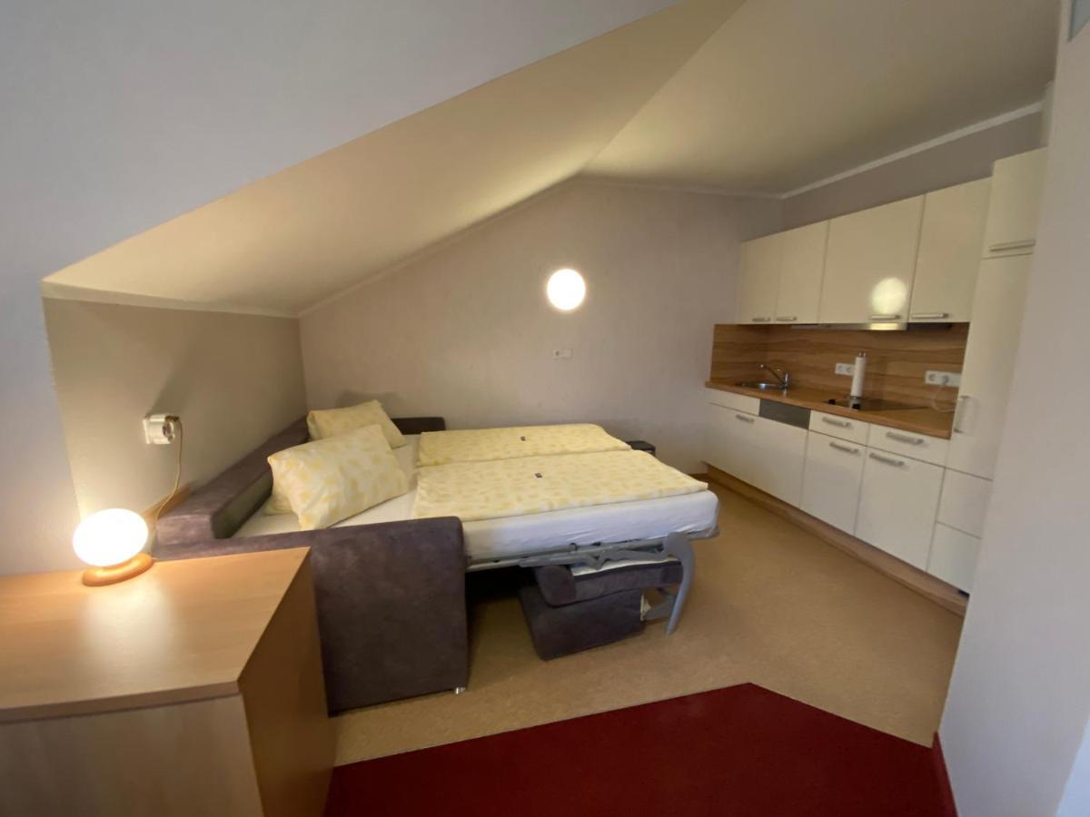 Privatzimmer Und Ferienwohnungen Leeb Persenbeug Exterior foto