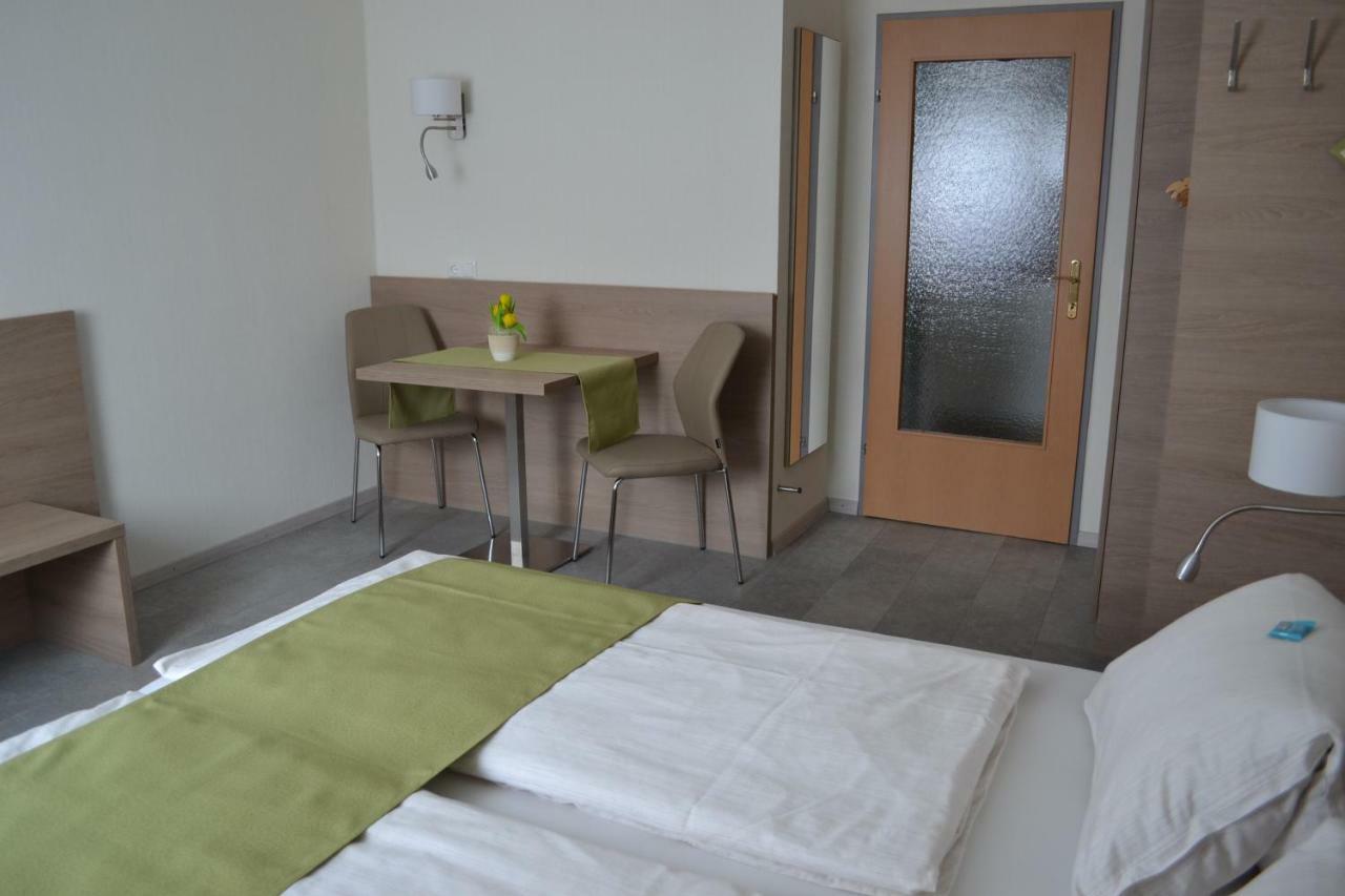 Privatzimmer Und Ferienwohnungen Leeb Persenbeug Exterior foto